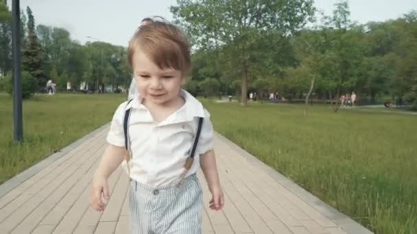 Το αγόρι τρέχει μακριά από τη μαμά — Αρχείο Βίντεο