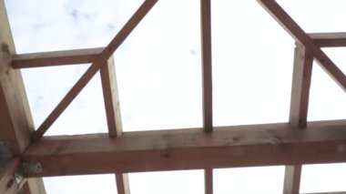 Bulutlara karşı ahşap pergolas