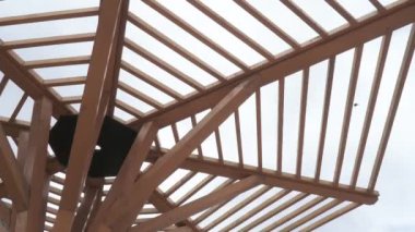 Bulutlara karşı ahşap pergolas