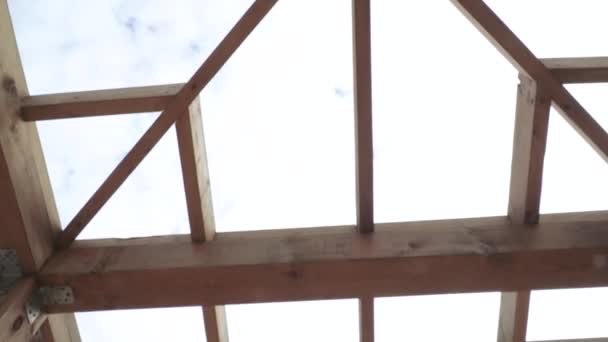 Pergolas en bois contre un nuage — Video