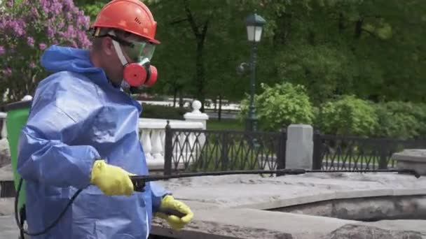 Trabalhador na proteção desinfecta — Vídeo de Stock