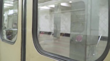 Metro istasyonu Profsouznaya yolcuları