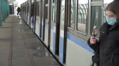 Metro istasyonu Ulitsa Gorchakova yolcuları