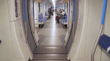 Metro istasyonundaki yolcular