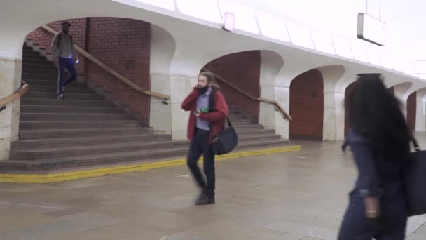 Passagerare i tunnelbanelobbyn — Stockvideo