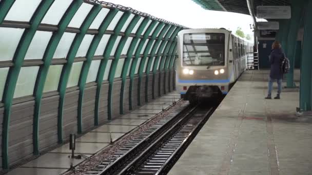 Passagerare på tunnelbanestationen Ulitsa Gorchakova — Stockvideo