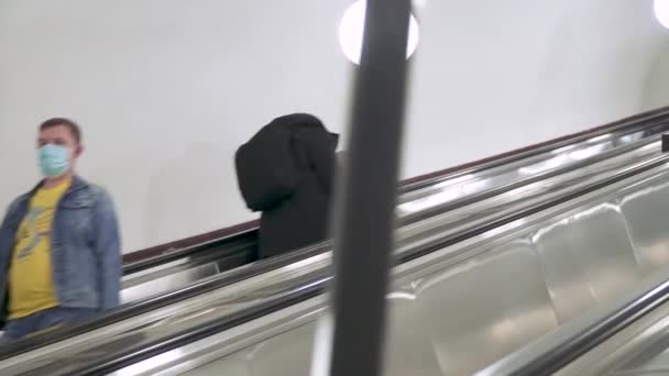 Stig upp på rulltrappan — Stockvideo