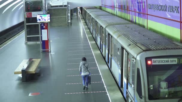 Pasajeros en la estación de metro Bitsevsky Park — Vídeo de stock