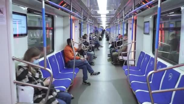 Cestující na stanici metra — Stock video