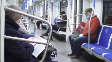 Metro istasyonundaki yolcular