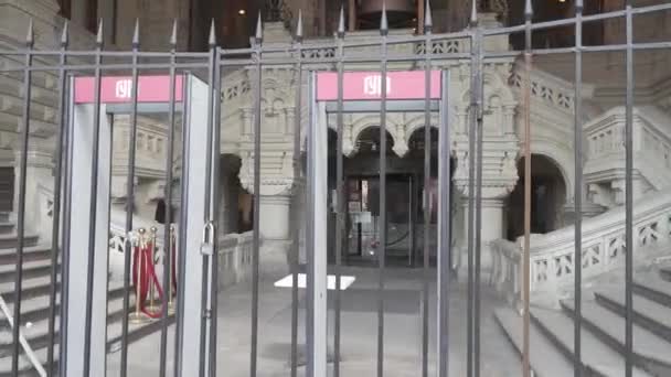 Gerbang tertutup di pintu masuk — Stok Video