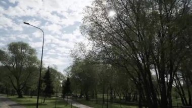 Fenerlerle aydınlatılmış güneş ve yürüyüş yolu
