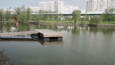 Gölette ahşap iskele