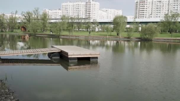 Houten pier op de vijver — Stockvideo