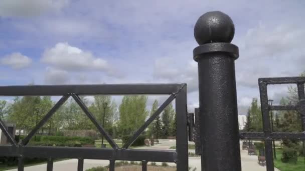 Portes fermées d'un parc municipal — Video