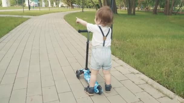 Çocuk scooter sürmeyi öğreniyor. — Stok video