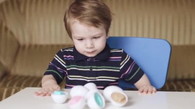 Çocuk bir bulmaca oynuyor.