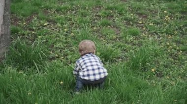 Tişörtlü çocuk çiçek kusuyor.