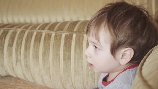 Copil băiat uitam la televizor — Videoclip de stoc