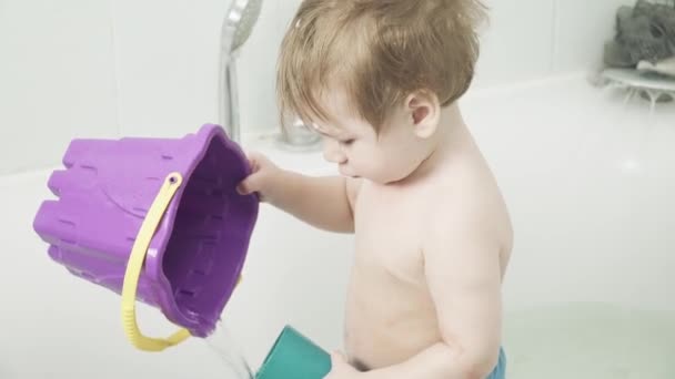 Bebé niño en el baño bebidas — Vídeos de Stock