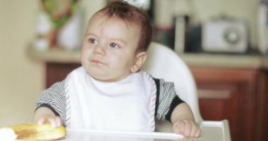 Bebek Çocuk bir muz yeme