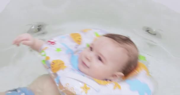 Barnet simmar i badrummet — Stockvideo