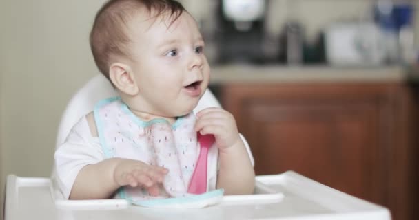 Bebé comiendo puré de grosella — Vídeo de stock