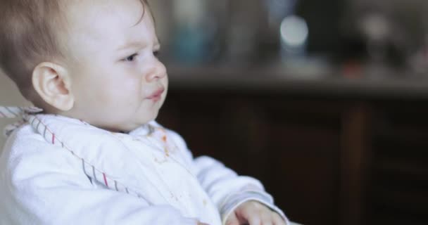 Bebé comiendo puré de grosella — Vídeo de stock