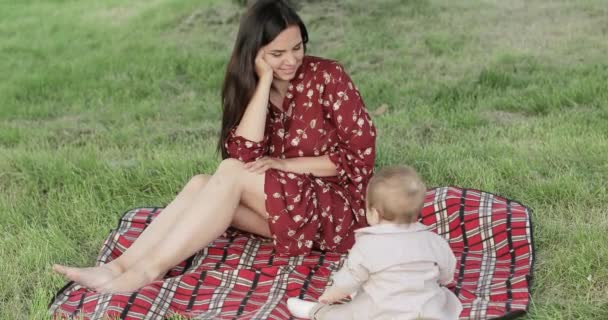 Mãe com uma criança em um piquenique — Vídeo de Stock