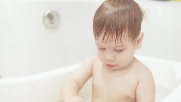 Baby jongen in de badkamer wordt gespeeld — Stockvideo