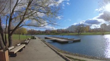 Duba üzerinde ahşap dinlenme alanı