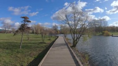 Göletin kıyısındaki tahta yol.