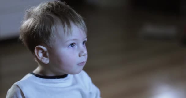 Garçon regarde la télévision et mange — Video