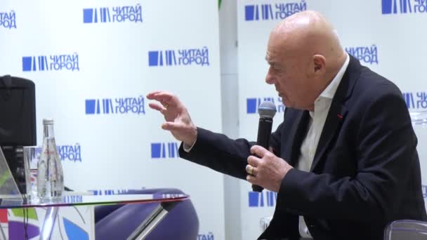 Vladimir Pozner bij de presentatie van het boek — Stockvideo