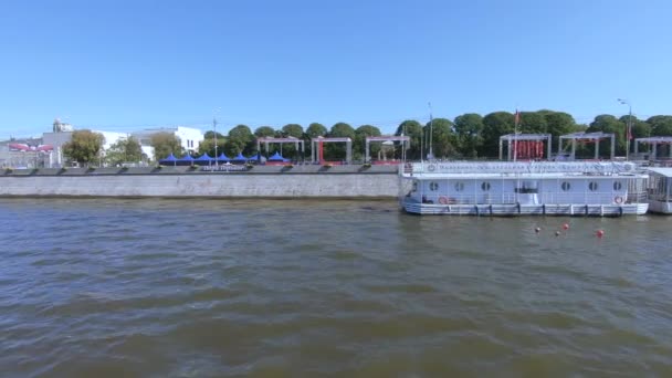 Вид на Пушкинскую набережную — стоковое видео