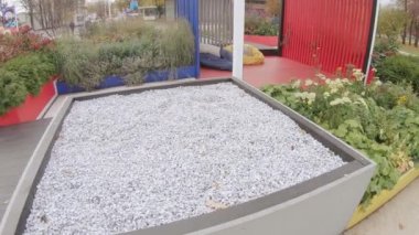 Şehir parkında dinlenilecek bir yer.