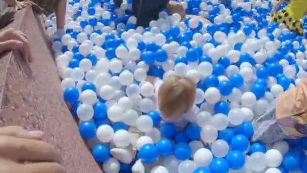 Piscina con bolas de plástico — Vídeos de Stock