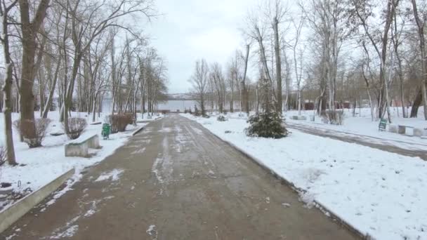 Pridneprovsk konutlarının eski kısmında karla kaplı bir sokak. — Stok video