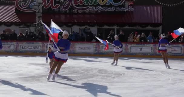 Patinaje artístico con la bandera de Rusia en la pista de hielo en la Plaza Roja — Vídeos de Stock