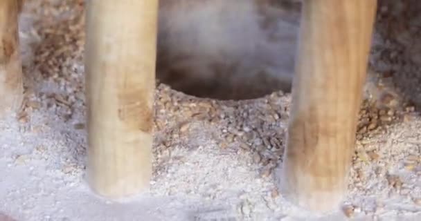 Dřevěné ruční mlýnek — Stock video