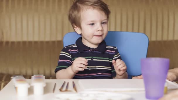 Хлопчик дитина п'є воду — стокове відео