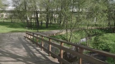 Gün doğumunda tahta patika