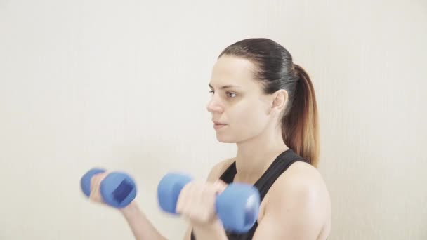 Ragazza è impegnata in forma fisica a casa — Video Stock