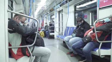 Metro istasyonundaki yolcular