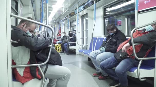 Pasajeros en la estación de metro — Vídeos de Stock