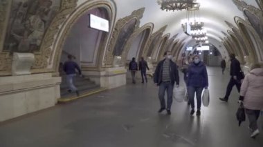 Kievskaua metro istasyonundaki yolcular