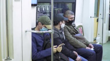 Metro istasyonundaki yolcular