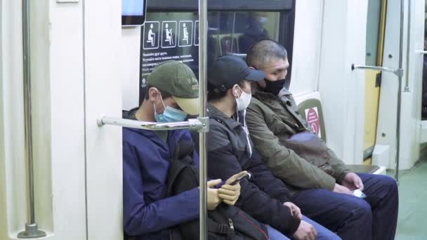 Pasajeros en la estación de metro — Vídeos de Stock