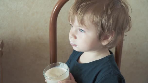 Boy bebe batido de energía de proteína — Vídeo de stock