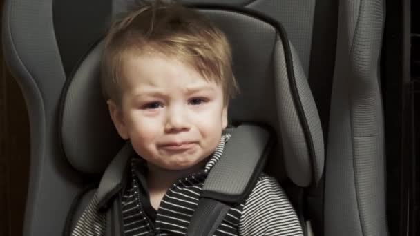 Asiento de niño en coche y travieso — Vídeo de stock